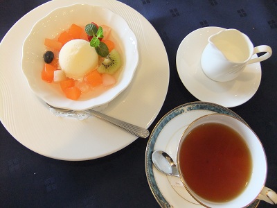 デザート マチェドニアとバニラアイス＆ミルクティ