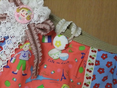 コサージュとクルミボタン