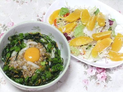野沢菜納豆うどん＆オレンジのサラダ