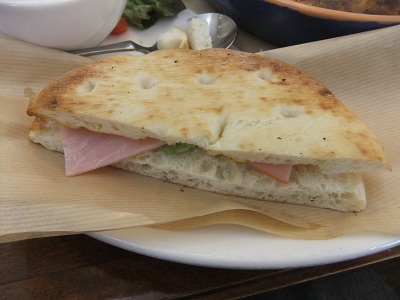 タマゴサラダとロースハムのイタリアンフォカッチャ