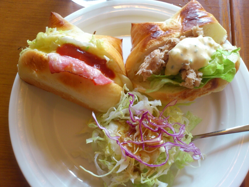 ツナドッグと野菜ドッグ