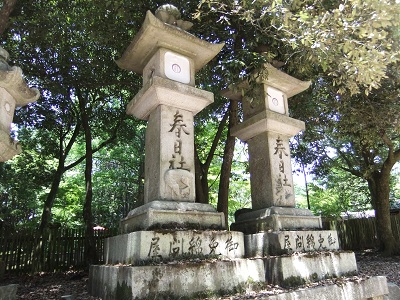 参道わきの石燈籠