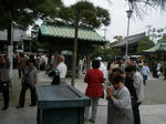 帝釈様にお参り、何を祈っているのかな？