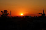 山頂の左側に夕日が沈む
