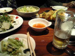 春野菜の天ぷら、豆腐と湯葉のサラダ、がっつりキャベツ（キャベツにごま油と塩コショウで味付けしたもの）、そして当然(笑)ビール