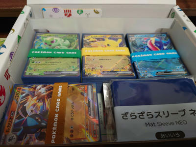 ポケモンカード バトルアカデミー、箱の中。4種類のデッキがデッキシールドに入って並んでいる。