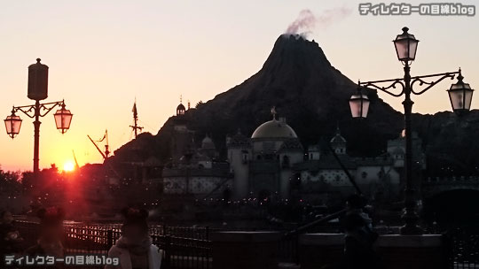 °○°2016年1月のある日の夕景の東京ディズニーシーと夜景のディズニーストア（東京ディズニーリゾート店）