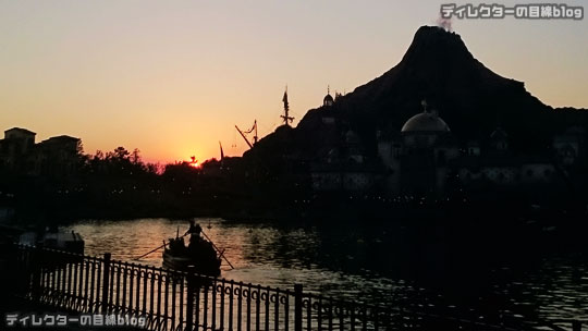 °○°2016年1月のある日の夕景の東京ディズニーシーと夜景のディズニーストア（東京ディズニーリゾート店）