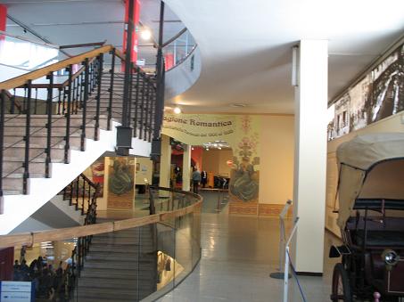 トリノ　自動車博物館階段付近