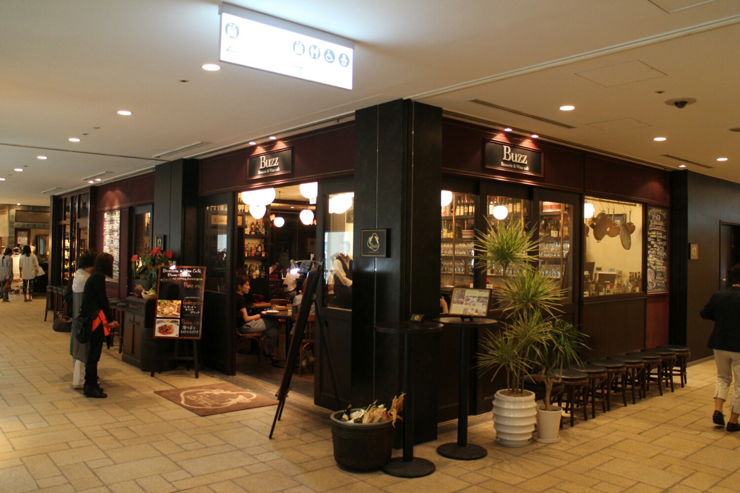 丸ビルの系列店「BUZZ」