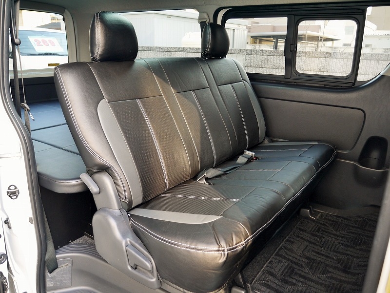 ４型ハイエース　内装カスタム　ブラック