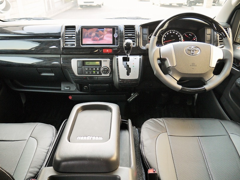 ４型ハイエース　内装カスタム　ブラック