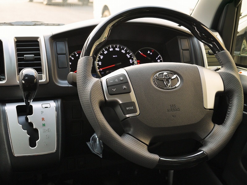 ４型ハイエース用　ウッドコンビステアリング　４１５コブラ