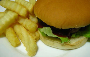 フライドポテトのハンバーガー付き