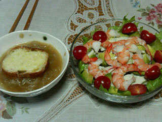 オニオングラタンスープと海老とアボカドのサラダ
