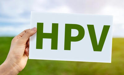 HPV感染のために肌を見る注意喚起と、HPV感染を示唆する肌の4つの変化があります。
