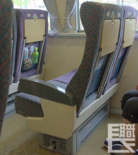 189系Ｍ５１編成２号車の車内、座席の様子。