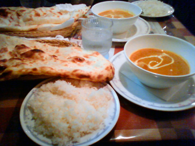 手前がポークカレー、向こうがチキンカレー