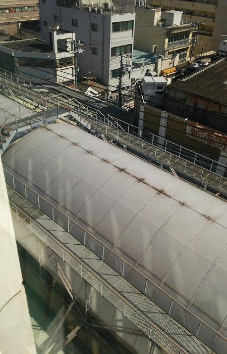 昔ゲーセンだった店から見たアーケードの上部。変わってないなあ