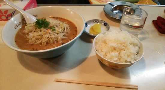 味噌ラーメン＋ライスで880円