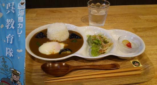 ハーフ500円にトッピング温玉80円。元々飲み屋の店は付け合わせが美味