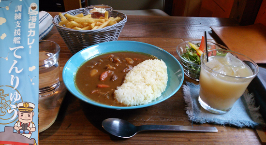 お値段1200円+ポテト350円。飲み物は本来コーヒー