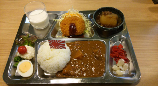 お値段1450円。辛口の潜水艦カレーもオススメ