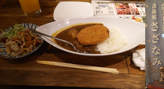 お値段税抜880円、オレンジジュースと鶏皮ユッケも注文。酒が飲みたかった