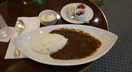 お値段税込1200円。温泉卵がポイント