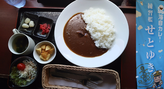 お値段税込1000円、カウンター席は眺めも良いのでオススメ