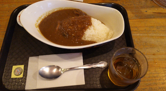 お値段税込850円、カレー以外にも細うどんも美味