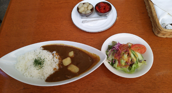 お値段税込1200円、飲み物は牛乳・コーヒー・紅茶選択可能