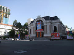 レロイ通りの北端にある、市民劇場