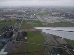 富山空港に着陸する際はスリル満点でした！画面左奥に、これから着陸する富山空港の滑走路が見えます