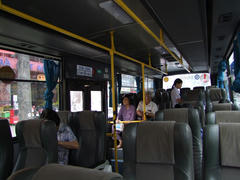 意外と？しっかりとした造りのバス…車内奥で立っている女性は、このバスの車掌です
