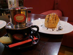 ホーチミン式であるドリップ・コーヒーと、シュー生地に包まれたお菓子