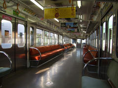 座席から網棚に向かう手摺りが設置されていないので、何となく広く感じる１０１系の車内