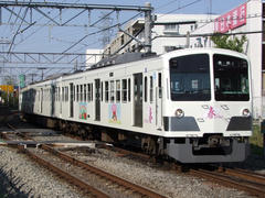 白…という車両塗装が目立ちます…新小金井駅にて