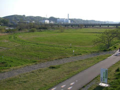 向こうには、多摩川を渡るＪＲ南武線の姿が…
