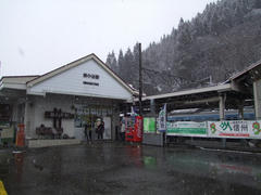 南小谷駅に到着…雪も降っています