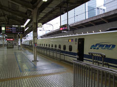 朝の東京駅…列車は『のぞみ』１号！