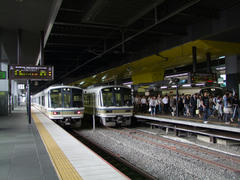 ちょうど朝ラッシュの時間帯だった山陰本線京都駅