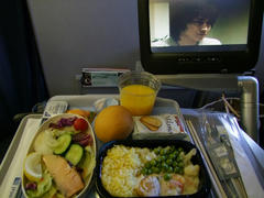 機内食写真…機内映画はデス・ノートを鑑賞中（笑）