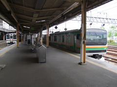 宇都宮駅にて、右の電車から、左の電車に乗り換えます
