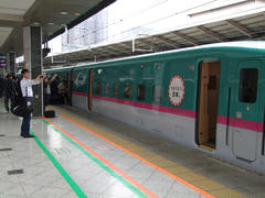 現在、ＪＲ東日本の新幹線には、このようなステッカーが先頭車両に貼られています
