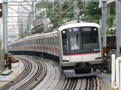 代官山駅に進入する東横線のエース、５０５０系