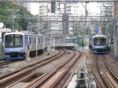 みなとみらい線の車両と、日比谷線の車両が顔を合わせます…中目黒駅付近にて