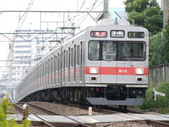 現在、東横線では最古参になってしまった９０００系…都立大学駅～自由が丘駅間にて