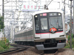 左の写真の、反対側を見た所です（奥が自由が丘駅）