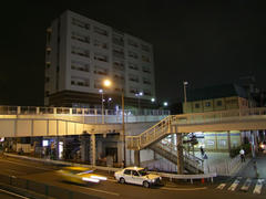 反町駅では、過去の高架ガードが遊歩道化されて残っています